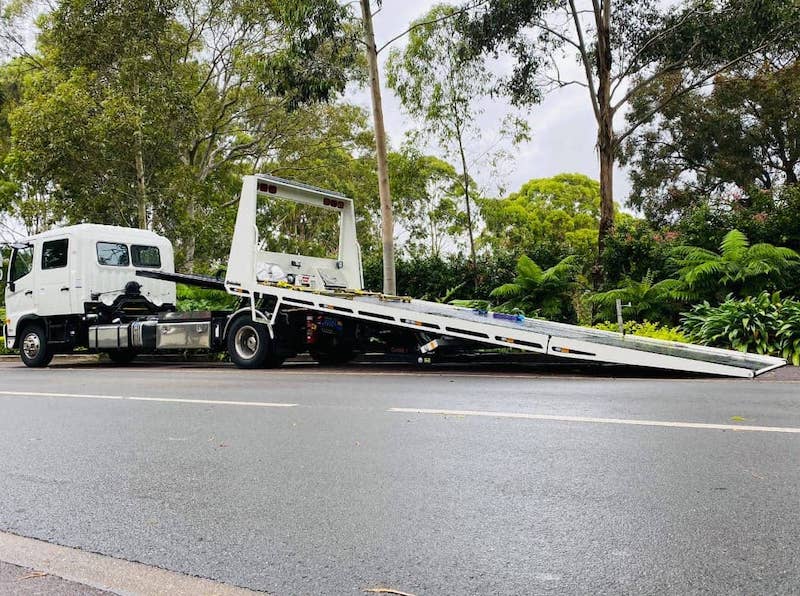 A heavy-duty, long-distance towing service with a 15-tonne tow truck.