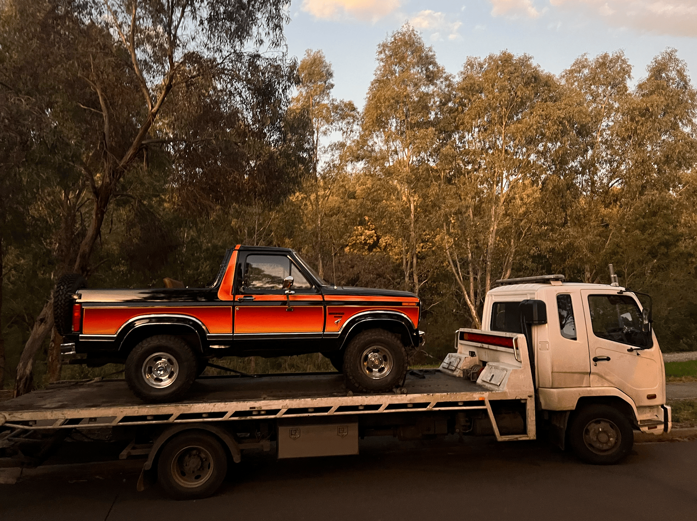 Tilt tray towing a Bronco out of Lalor to an outer Melbourne district.